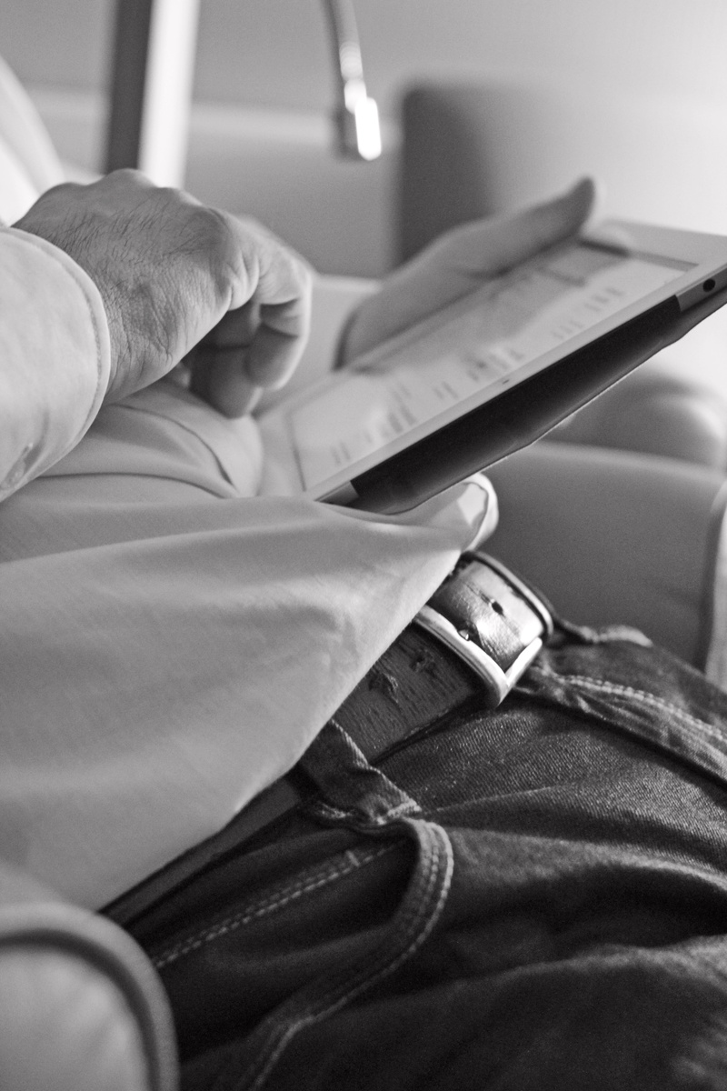 bed, holding, computer, real people, furniture, plan, hand, reading, overlook, ipad, see, ebook, selective focus, relaxation, business, man, online, ereader