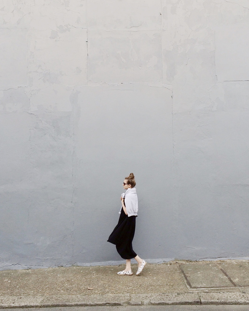 stone wall, wall - building feature, flats, full length, built structure, leader, motion, wear, dress, wall, pair, street, lifestyles, adult, 2K, concrete