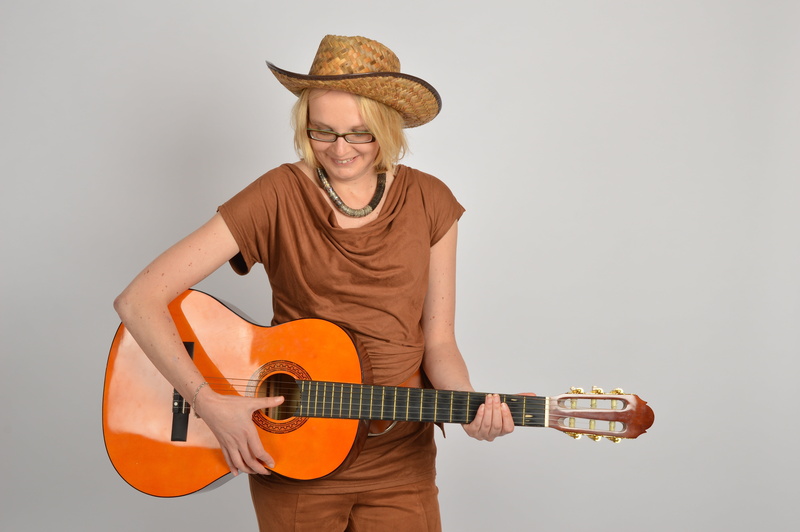 luck, satisfaction, fingers, young adult, beautiful, indoors, care, young, unconcernedly, studio Shot, inspiration, hat, good luck, acoustic Guitar, casual clothing