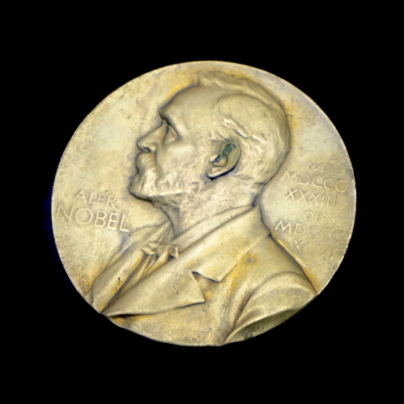 round, silver, finance, archaeology, award, art and craft, alek, no people, gold, single object, human representation, metal, black, geometric shape, prize-giving ceremony