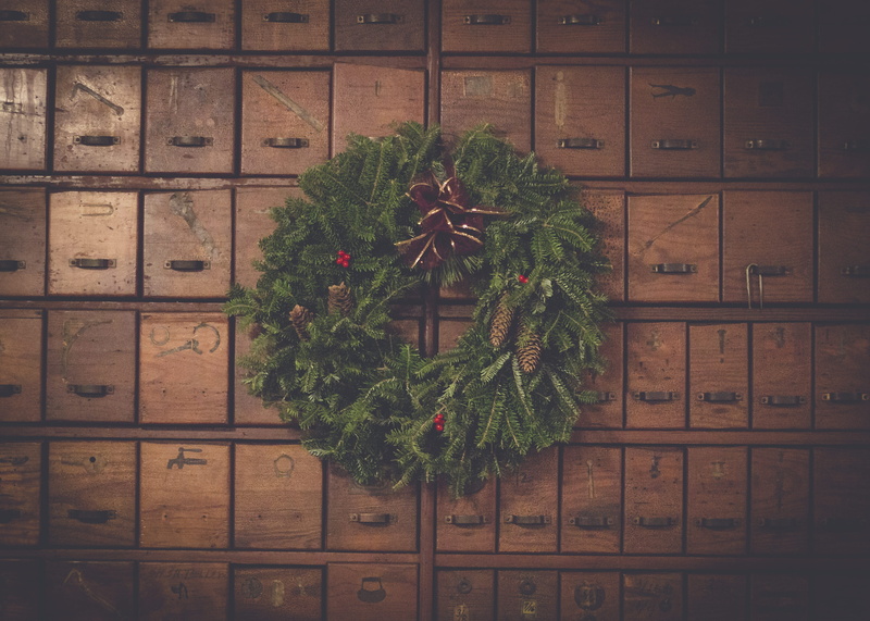 christmas, old-fashioned, old, focus, celebration event, maroon, organisation, fir, 4K, drawers, christmas tree, christmas decoration, green, door, indoors