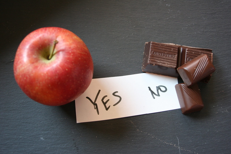 eat, communication, message, unhealthy, food, handwritten, slim, studio shot, apple, yes, wellbeing, table, paper, chocolate, yes and no, healthy, indoors