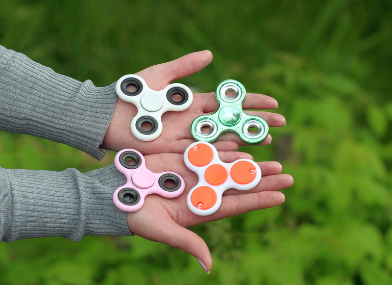hot gadget, roller, close-up, fidget counter, spin, large group of objects, children, fidget, unrecognizable person, creativity, relaxing, holding, toy trend
