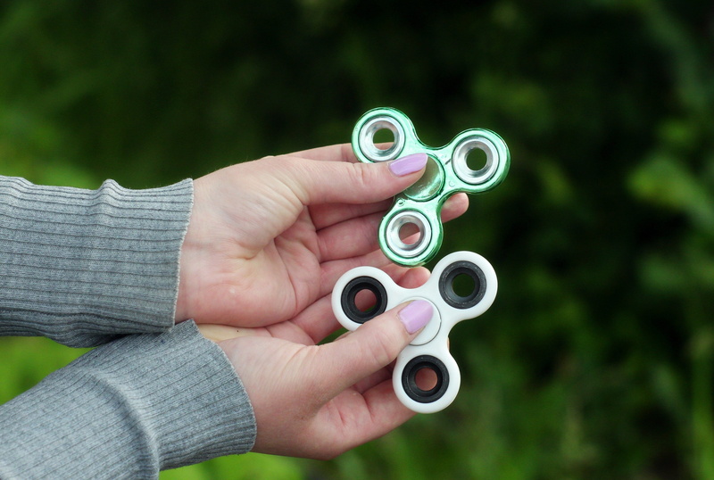 4K, trend, spin, plant, hot gadget, roller, hot toys, figet spinner, focus on foreground, human hand, relaxing, hand, children, kids, camera - photographic equipment