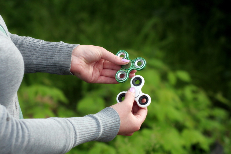 body part, fingers, trend, spinner, human hand, adult, day, popular, motion, fidget counter, toy, figet spinner, relaxation, counter, children, one person