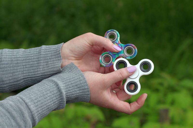 focus on foreground, security, day, gadget, one person, toy trend, relaxing, human hand, fun, spin, popular, toy, 5K, hot gadget, game, fingers, fidget spinner