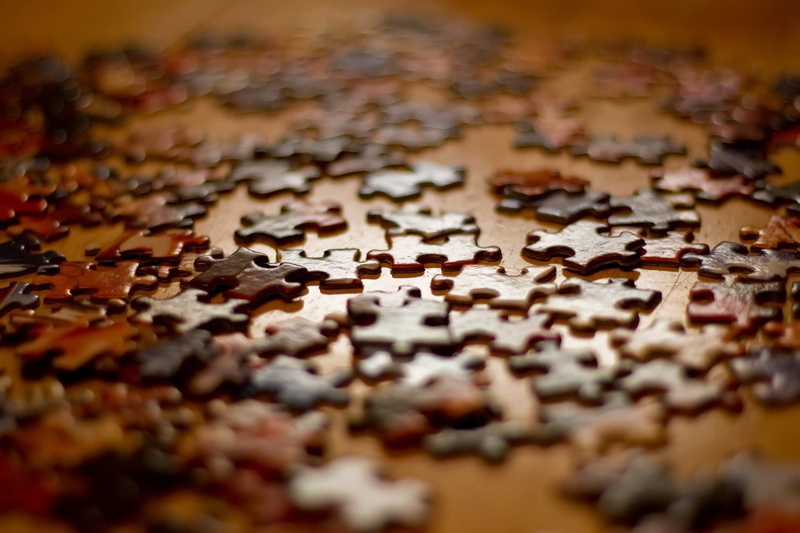 close-up, macro, table, strategy, selective focus, no people, puzzles, leisure activity, choice, pattern, 2K, jigsaw piece, large group of objects, still life