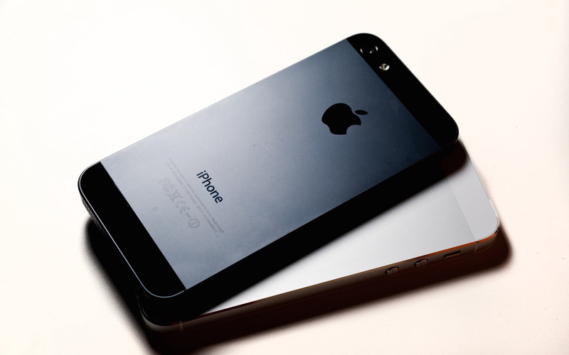 iPhone 5, table, text, iTunes, iphone, white, brand-name, ipad, single Object, apple IOS, wireless Technology, global Communications, product Shot, white Background