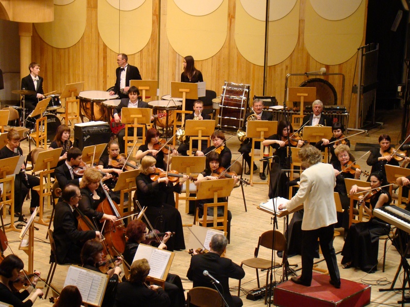 group of people, men, symphony orchestra, cello, people, crowd, seat, playing, music, conductor, artist, women, large group of people, real people, performance