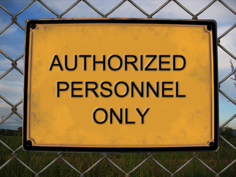 metal, western script, communication, day, chainlink fence, 2K, no people, with fug and right, road Sign, wire mesh fence, safety, warning Sign, Shield