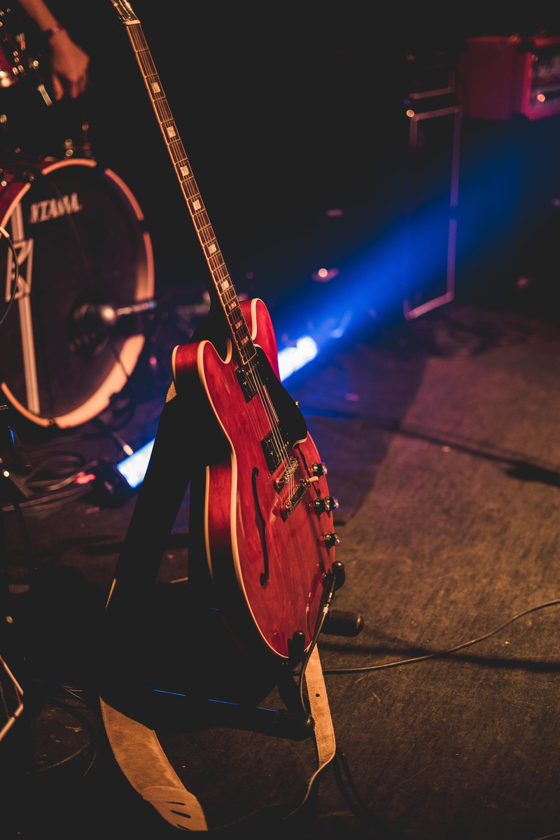 string, rock music, musical equipment, rock, music, performance, playing, electric guitar, musical instrument string, night, plucking an instrument, nightlife