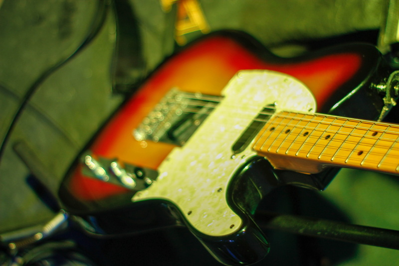 string instrument, electric guitar, guitarist, silhouette, instrument, fretboard, plucking an instrument, indoors, rickenbacker, blues, concert, folk, fender