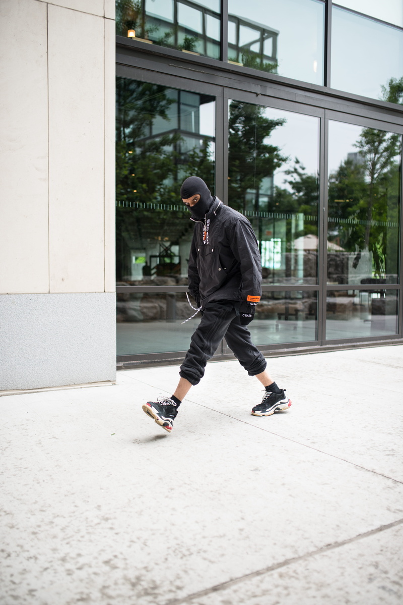 person, lasaye homme, architecture, casual clothing, nyc, street style, real people, skateboard, built structure, side view, one person, jacket, full length