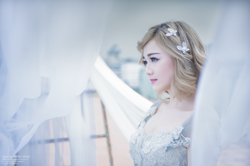 day, selective focus, hairstyle, contemplation, leisure activity, beauty, portrait, looking away, barrette, looking, adult, blond hair, hair, fashion, young women