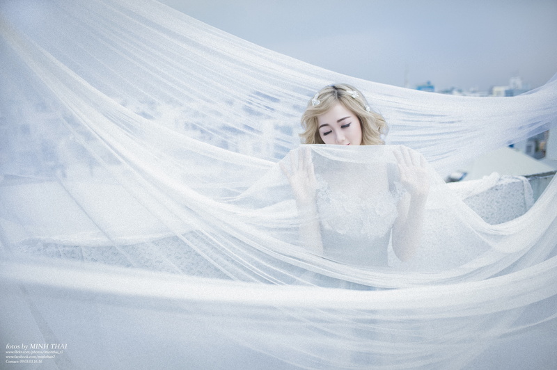 looking at camera, young adult, beautiful woman, hairstyle, innocence, blonde, portrait, dress, white color, veil, wavy hair, happiness, females, women