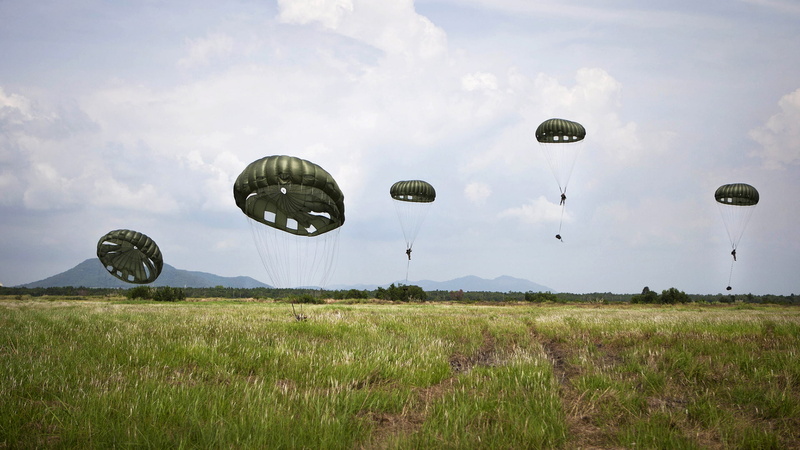paratroopers, airbourne, soldiers, parachute, military, 1080P, grass
