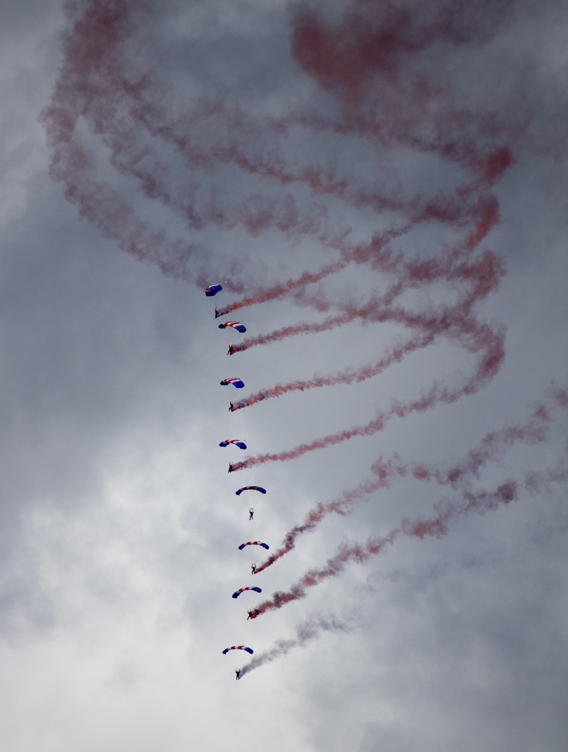 parachute, airplane, outdoors, motion, extreme, air vehicle, smoke - physical structure, teamwork, flying, skill, 4K, fighter plane, skydiver, sport, cooperation