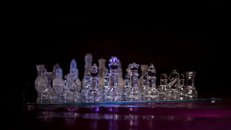 copy space, in a row, studio shot, 5K, arrangement, game, reflection, springer, game characters, table, glass - material, bauer, chess piece, large group of objects