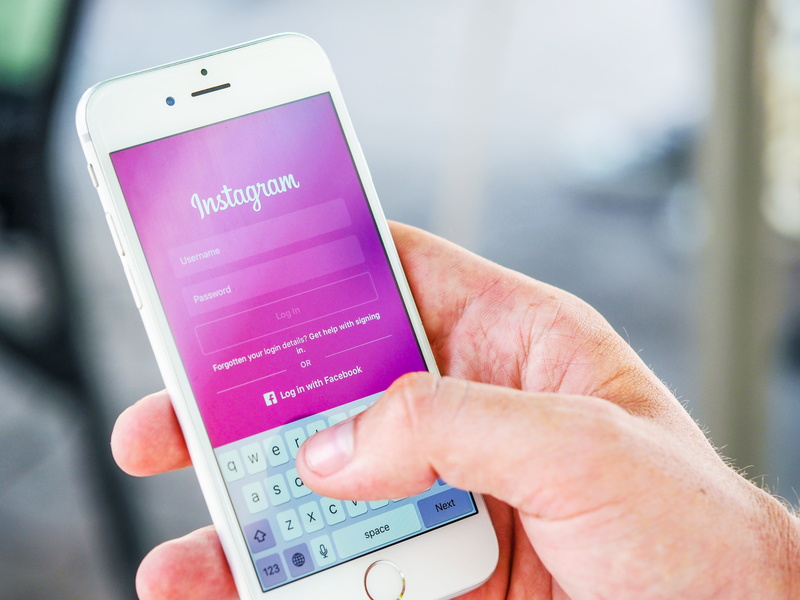 social, mobile, upload, password, text messaging, 4K, adult, electrical equipment, touch screen, social network, one person, one woman only, technology