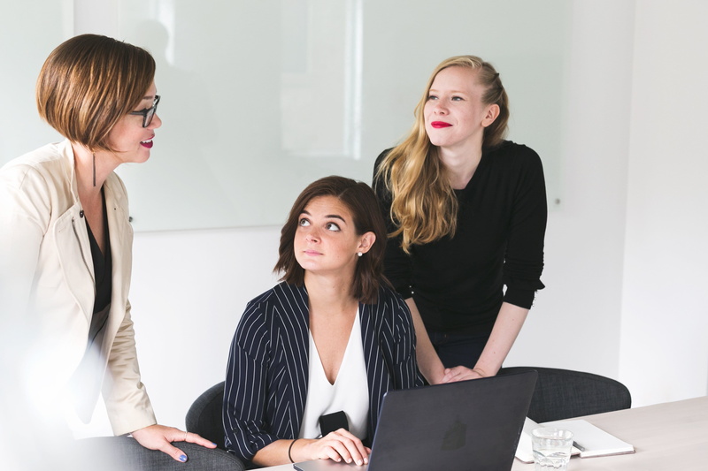 Smile, colleague, young women, Keyboard, coworker, Team, communication, Laptop, Professional, working, cooperation, Business, explaining, planning, indoors