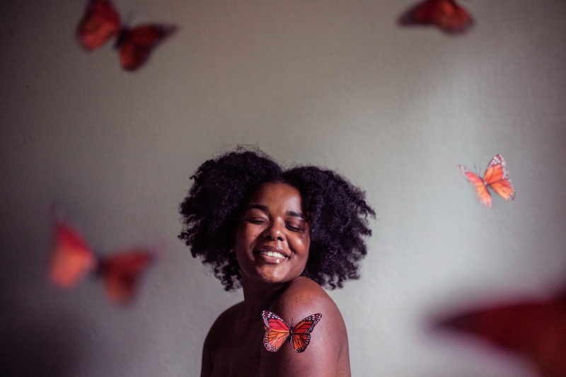 peaceful, curl, young adult, emotion, one person, 8K, cheerful, smiling, smile, happiness, indoors, adult, hair, vignette, person, toothy smile, peace