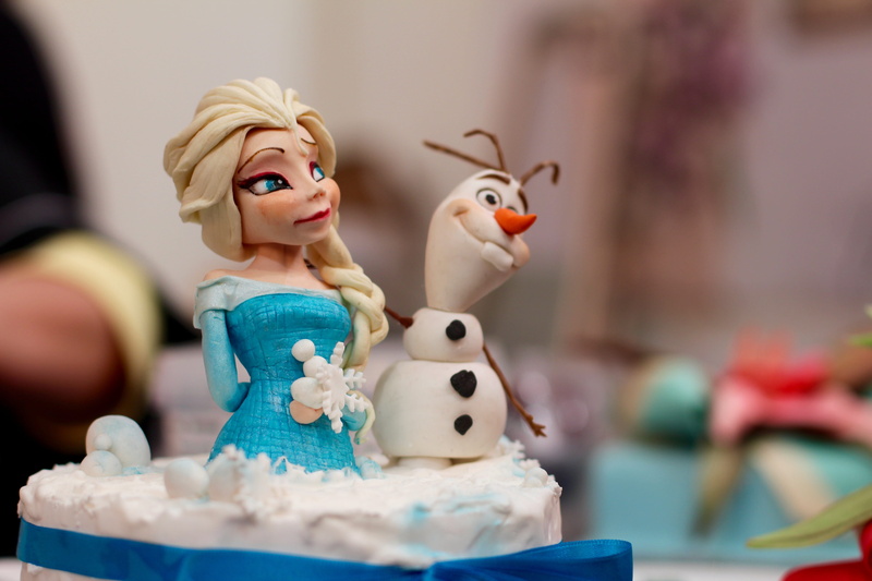 close-up, the icequeen, figures, selective focus, food and drink, sweet food, human representation, disney, celebration, indoors, 5K, decoration, craft