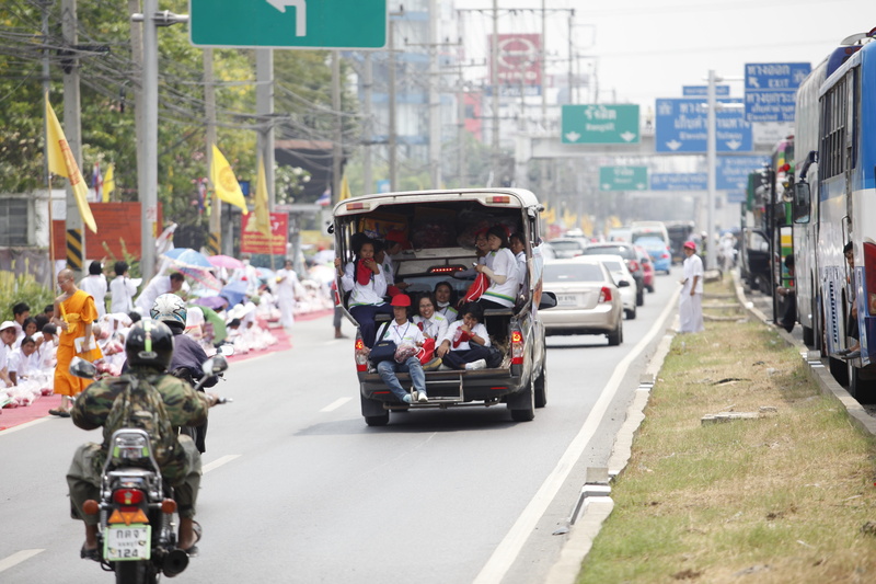 built structure, rickshaw, city, road, chaos, overload, incidental people, building exterior, motion, transportation, mode of transportation, thailand