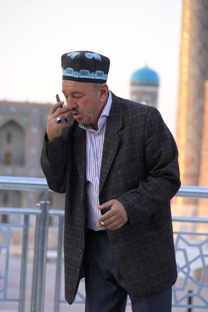 front view, wireless technology, only men, focus on foreground, waist up, S, well-dressed, one man only, communication, shop, businessman, males, elderly