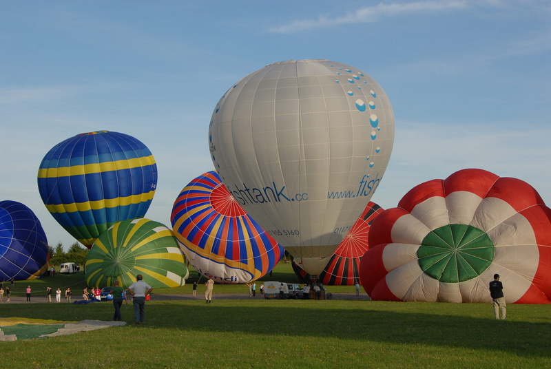 flight, grass, mid-air, day, human, hot, contest, canvas, success, aeronaut, plain, adventure, ball, leisure activity, gas, sky, envelope, air, tourism