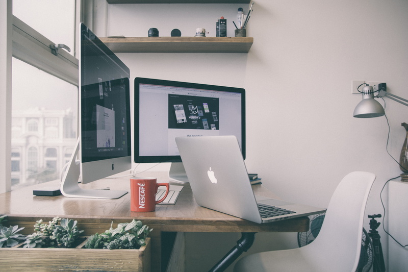 silver, imac, modern, food and drink, business, lamp, table, lighting equipment, wood, plants, designer, room, technology, wireless technology, contemporary