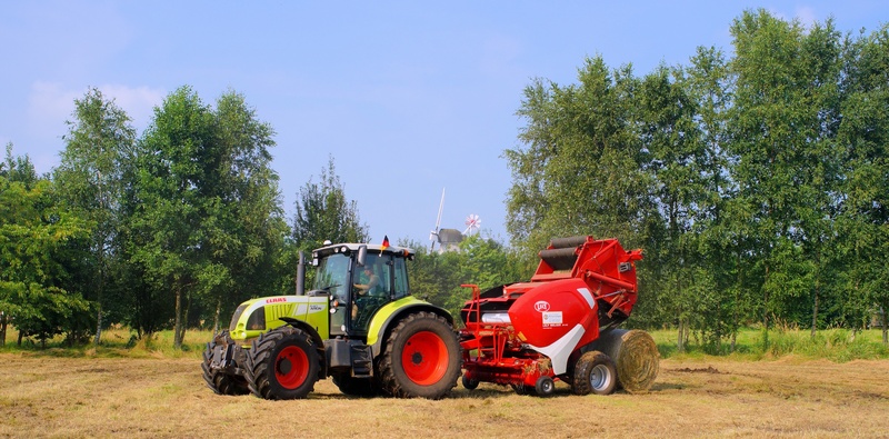 growth, sky, round baler, agricultural machinery, land, transportation, sunlight, machinery, meadow, agriculture, tractor, mode of transportation, landscape