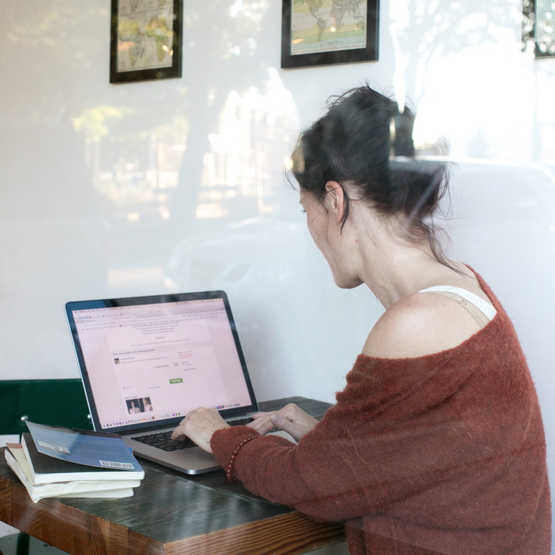 coffee, hairstyle, coffee shop, using, indoors, technology, love, wireless technology, room, young adult, 2K, adult, date, side view, communication, casual clothing