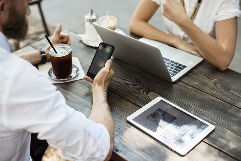 drink, wireless technology, coffee cup, mug, reflection, mobile phone, front, online, connection, working, real people, planning, holding, macbook, computer