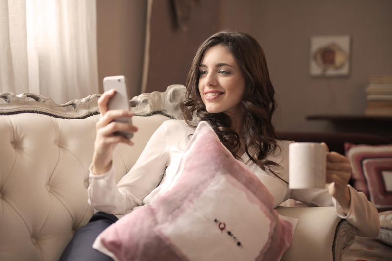 cup, sofa, 2K, cushion, room, person, relax, happiness, hairstyle, rest, domestic room, one person, female, smile, furniture, indoors, beautiful woman