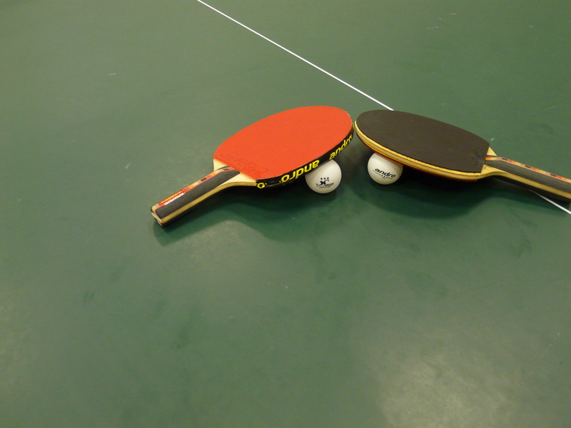 sport, tennis, red, leisure activity, table tennis bat, no people, racket sport, green color, ping, copy space, pool table, pongs, group of objects, indoors