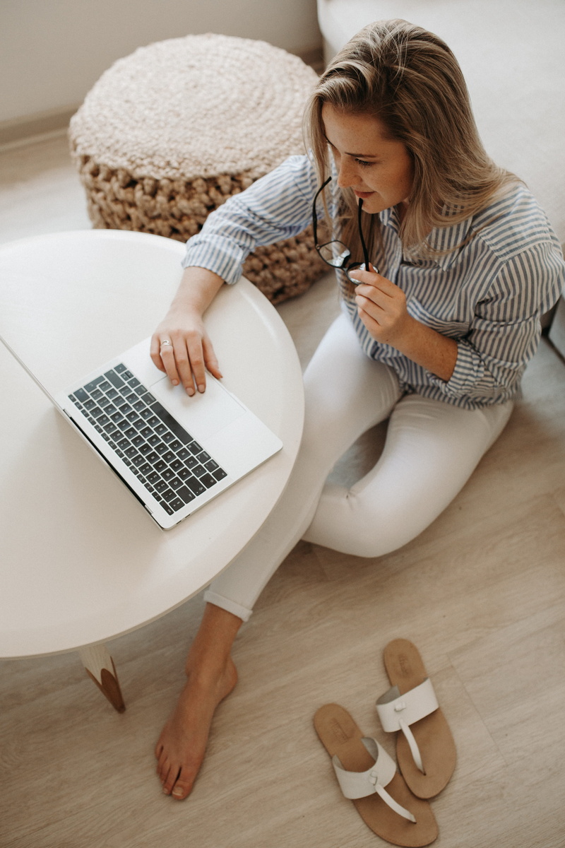 bed, shirt, floor, technology, flooring, working, typing, smiling, happiness, sitting, using, 4K, leisure Activity, real People, white space, business woman