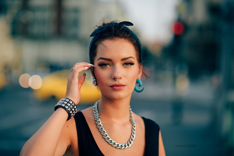 nose rings, high society, bare shoulders, real people, 1080P, beautiful woman, jewelry, brunette, make-up, focus on foreground, luxury, front view, pierced nose