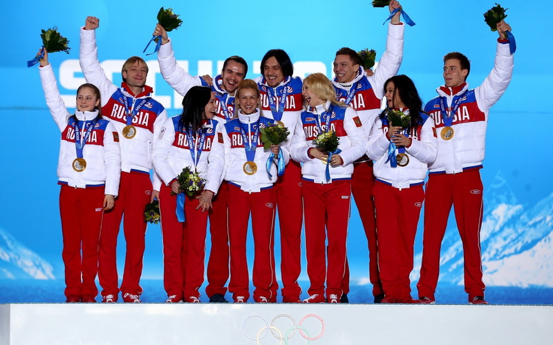 evgeni plushenko, multi-Ethnic Group, smiling, olympic champions, bouquet, emotion, elena ilyin, lifestyles, crowd, people, celebration, xxii olympic winter games