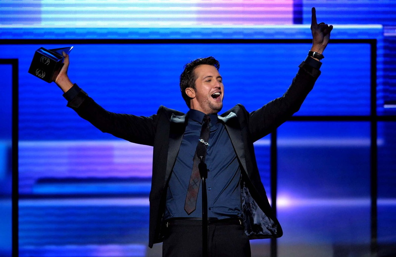 country music association awards, arms raised, s, emotion, business person, wireless technology, front view, men, well-dressed, suit, cma awards 2014, jacket