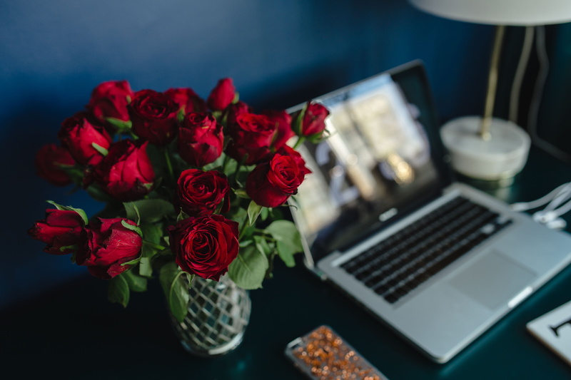 vase, wireless technology, flowering plant, 5K, communication, red, businesswoman, high angle view, flowers, rose - flower, Red Roses, indoors, bunch of flowers