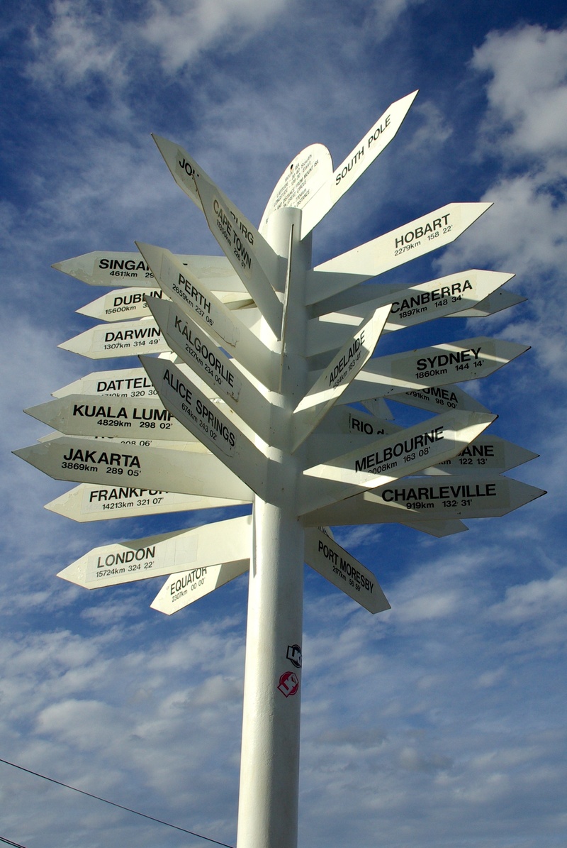 communication, information sign, advice, sunlight, pointer, text, decision, sky, arrow, post, guide, non-western script, symbol, choose, sign, day, pole