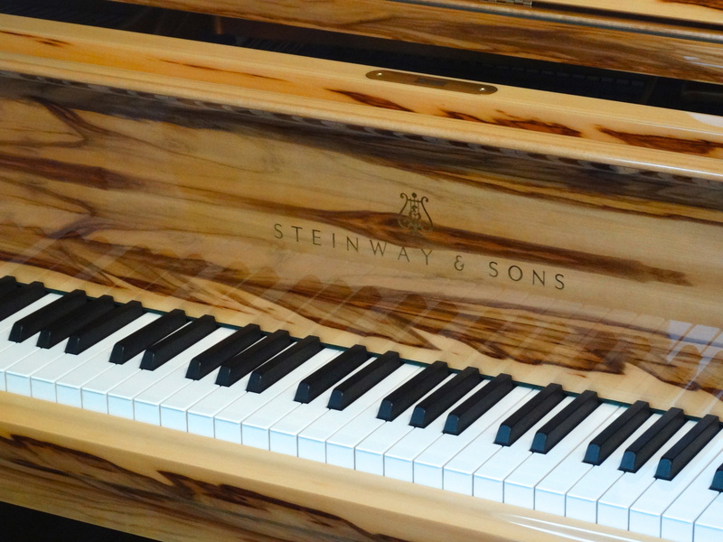 arts culture and entertainment, sons, backgrounds, steinway, full frame, black color, 5K, keyboard instrument, ceiling, piano key, close-up, musical equipment