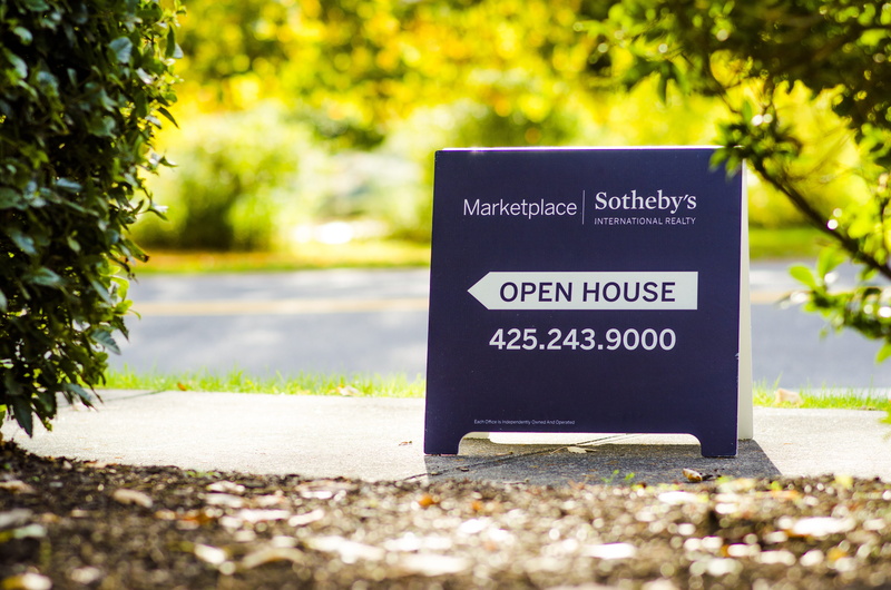 photo, selling, road, 4K, selective focus, sell, blue, flower, business, open house, property, estate, text, rent, aboard, success, sign, outdoors, sunlight