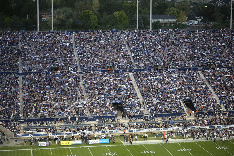 touchdown, outdoor, team sport, 5K, watching, people, outdoors, large group of people, win, bowl, sports, usa, game, victory, playing, lineman, group of people