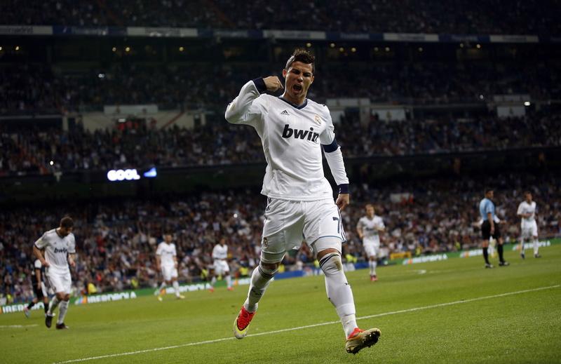 soccer player, competitive Sport, long, outdoors, soccer Field, sports Uniform, sports Team, challenge, event, soccer uniform, Christiano Ronaldo, competition
