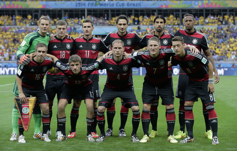 group of people, grass, Mesut Özil, The German national team on football, Toni Kroos, large group of people, 4K, men, Germany, in a row, soccer, Philipp Lahm