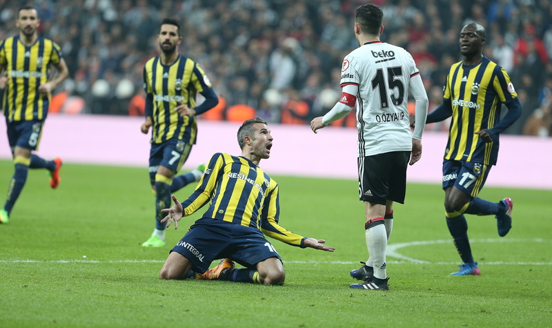 effort, competition, group of people, playing, soccer player, ball, real people, athlete, 1080P, sports clothing, Robin van Persie, soccer field, motion