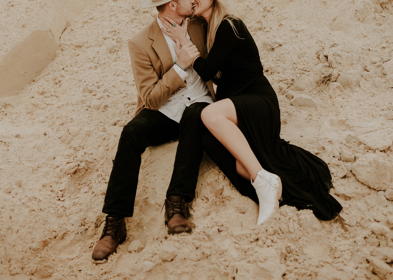 positive emotion, bonding, 2K, lifestyles, land, two people, warm clothing, couple, leisure activity, s, brown, kiss, real people, outdoors, adult, nature