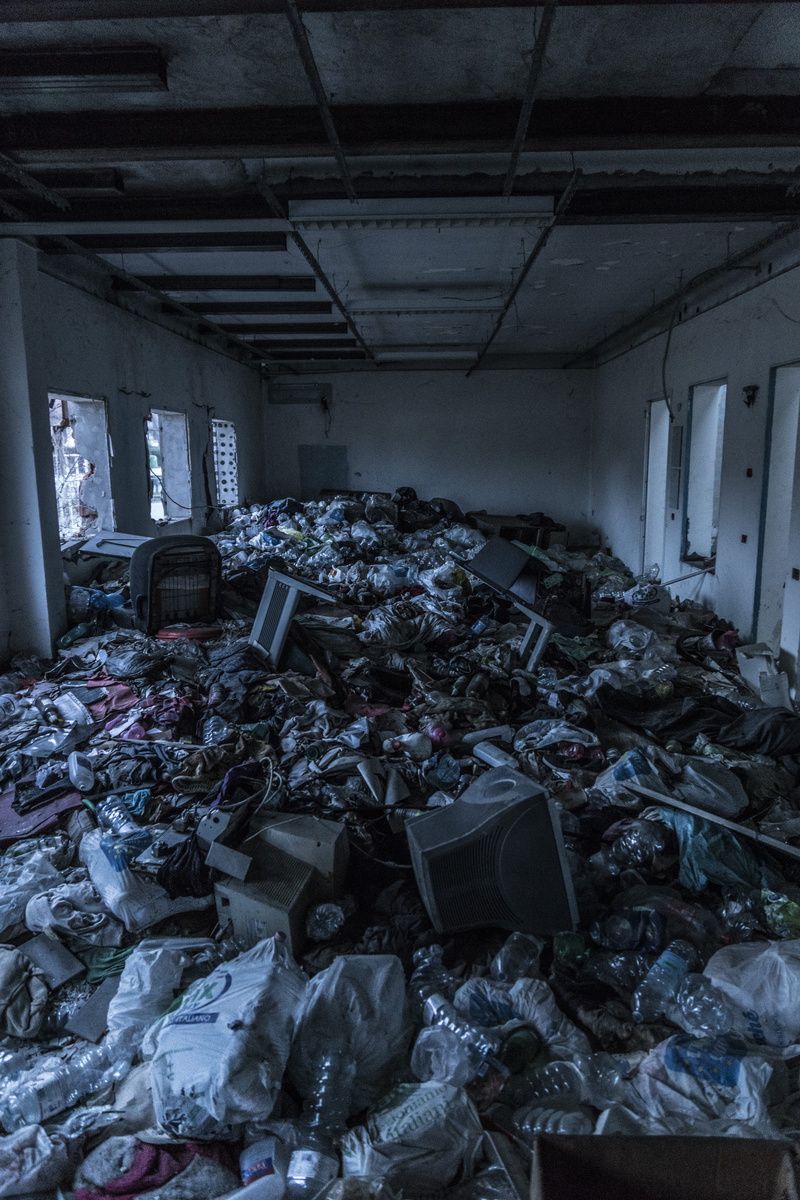 built structure, abandoned, indoors, demolished, abundance, recycling center, garbage, heap, stack, junk, recycling, messy, large group of objects, building