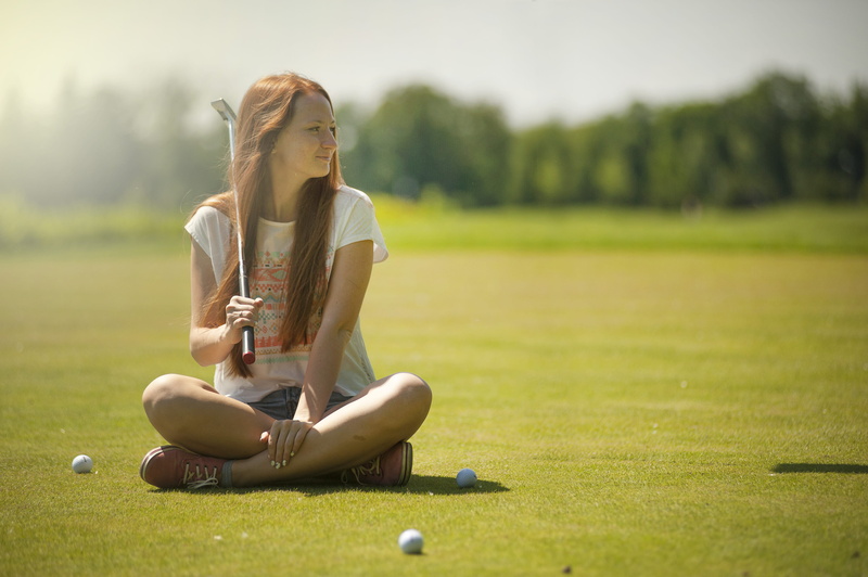 one person, female, golfer, relaxing, day, white, plant, golf field, club, adult, daytime, field, scenic, hobby, casual clothing, weekend activities, scoop